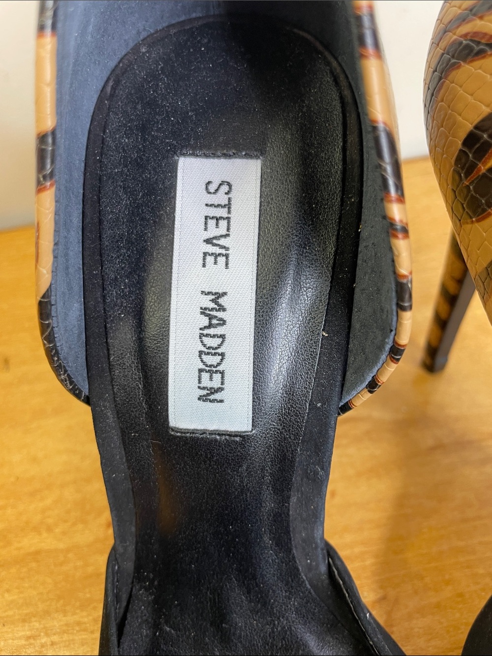 Steve Madden Black Pointed Pumps with Tiger-Print Heel. Size 7.5 - Picture 2 of 10